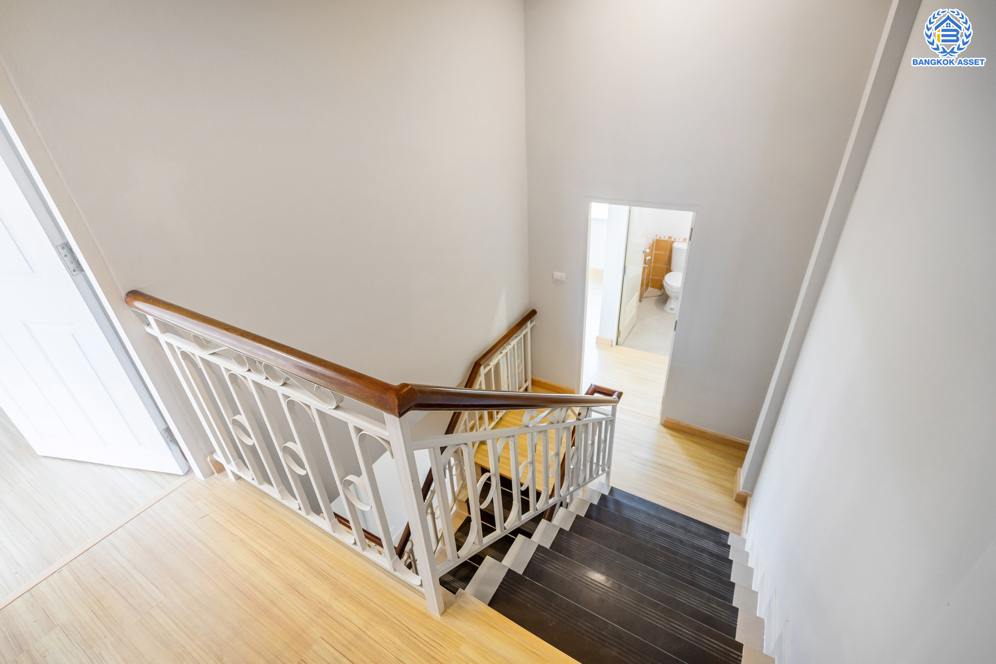 บ้านมือสองตกแต่งใหม่ ม.โรยัลสายไหมวิลเลจ สายไหม ทาวน์โฮม 3 ชั้น เนื้อที่ 20 ตร.ว. ฟังก์ชัน 3 ห้องนอน 4 ห้องน้ำ จอดรถได้ 1 คัน บนทำเลเชื่อมต่อหลายเส้นทาง ถ.รามอินทรา, ถ.สายไหม, ถ.พหลโยธิน, ถ.ลำลูกกา, ถ.สุขาภิบาล5 ใกล้สนามบินดอนเมือง ทางด่วน "รามอินทรา" และรถไฟฟ้าสายสีเขียว "สถานีแยกคปอ."